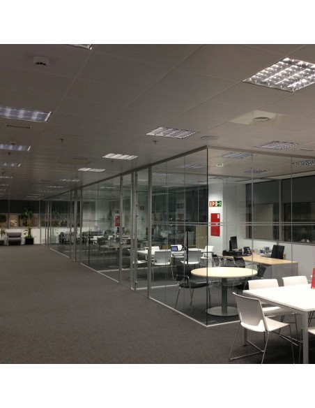 Mampara divisoria acristalada