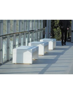 Banco de exterior fabricado en piedra