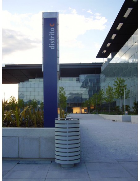 Papelera de exterior en acero con ranuras