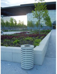 Papelera de exterior en acero con ranuras