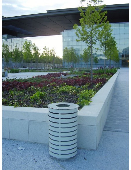 Papelera de exterior en acero con ranuras