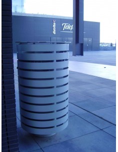 Papelera de exterior en acero con ranuras