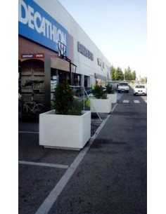 Jardinera de piedra rectangular