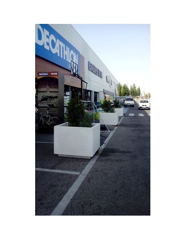 Jardinera de piedra rectangular