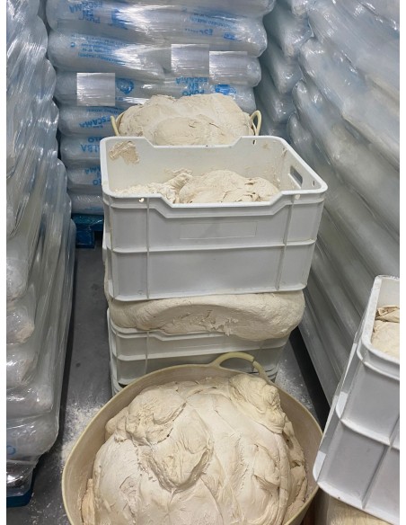 Caja apilable lisa de 500x375x280 mm. masa madre