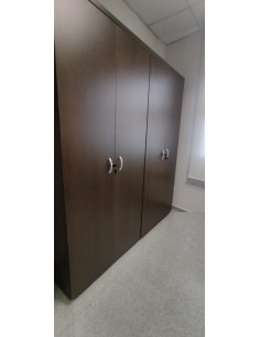 Librería alta con estantes y puertas con cerradura