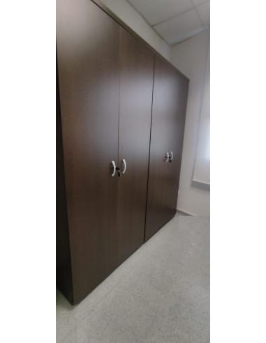 Librería alta con estantes y puertas...