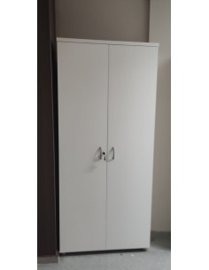 Librería alta con estantes y puertas con cerradura