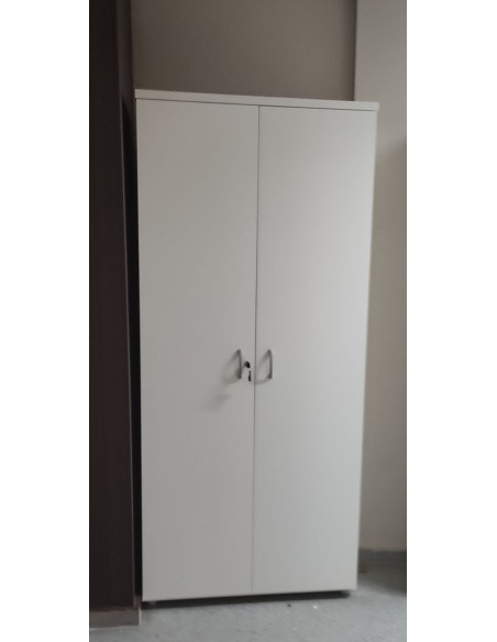 Librería alta con estantes y puertas con cerradura