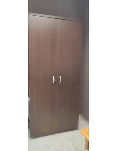 Librería alta con estantes y puertas...