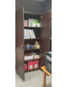 Librería alta con estantes y puertas con cerradura
