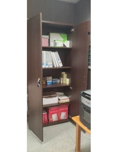 Librería alta con estantes y puertas...