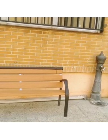 Banco de madera técnica para exterior