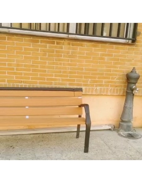 Banco de madera técnica para exterior