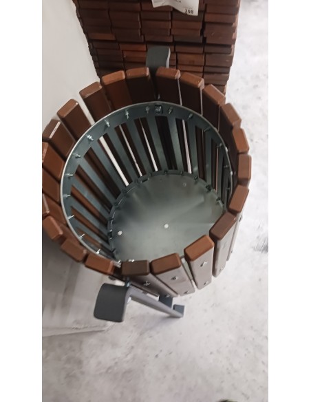 Papelera de exterior abatible en madera tropical