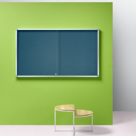 Vitrina de corcho con puertas y llave