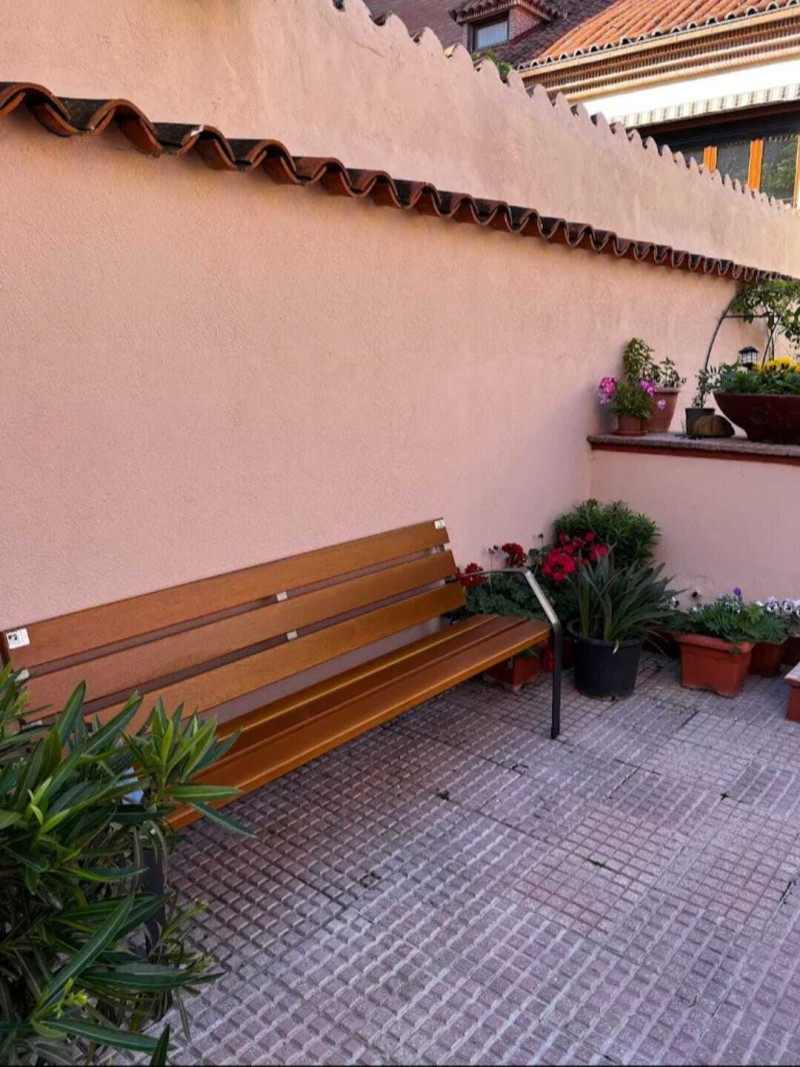 Banco de exterior de madera tropical